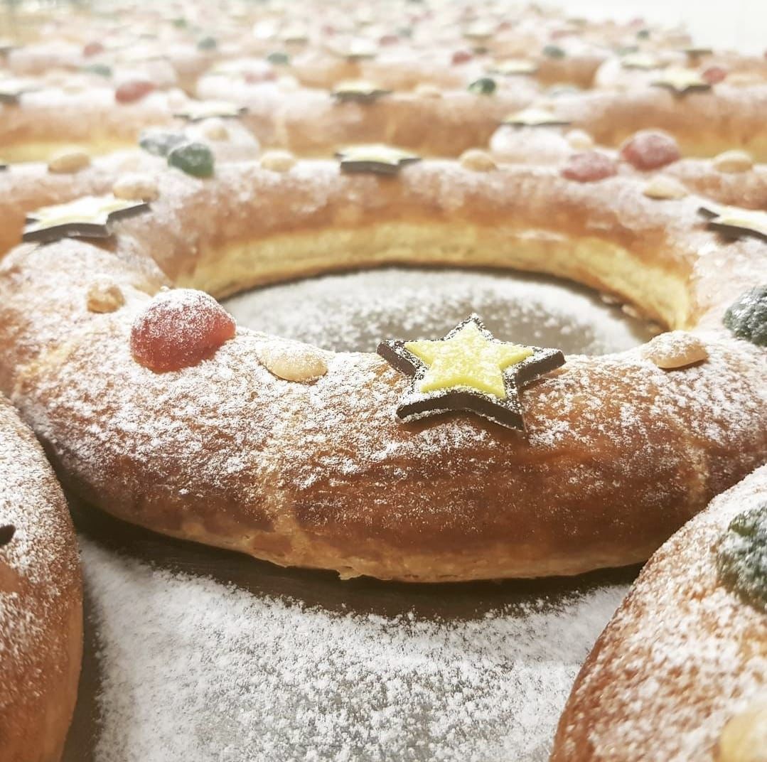 Roomboter kerstkrans met amandelspijs